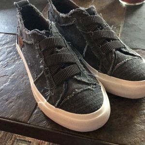 Blowfish Malibu Sneaker Women’s Dark Grey size 6.5